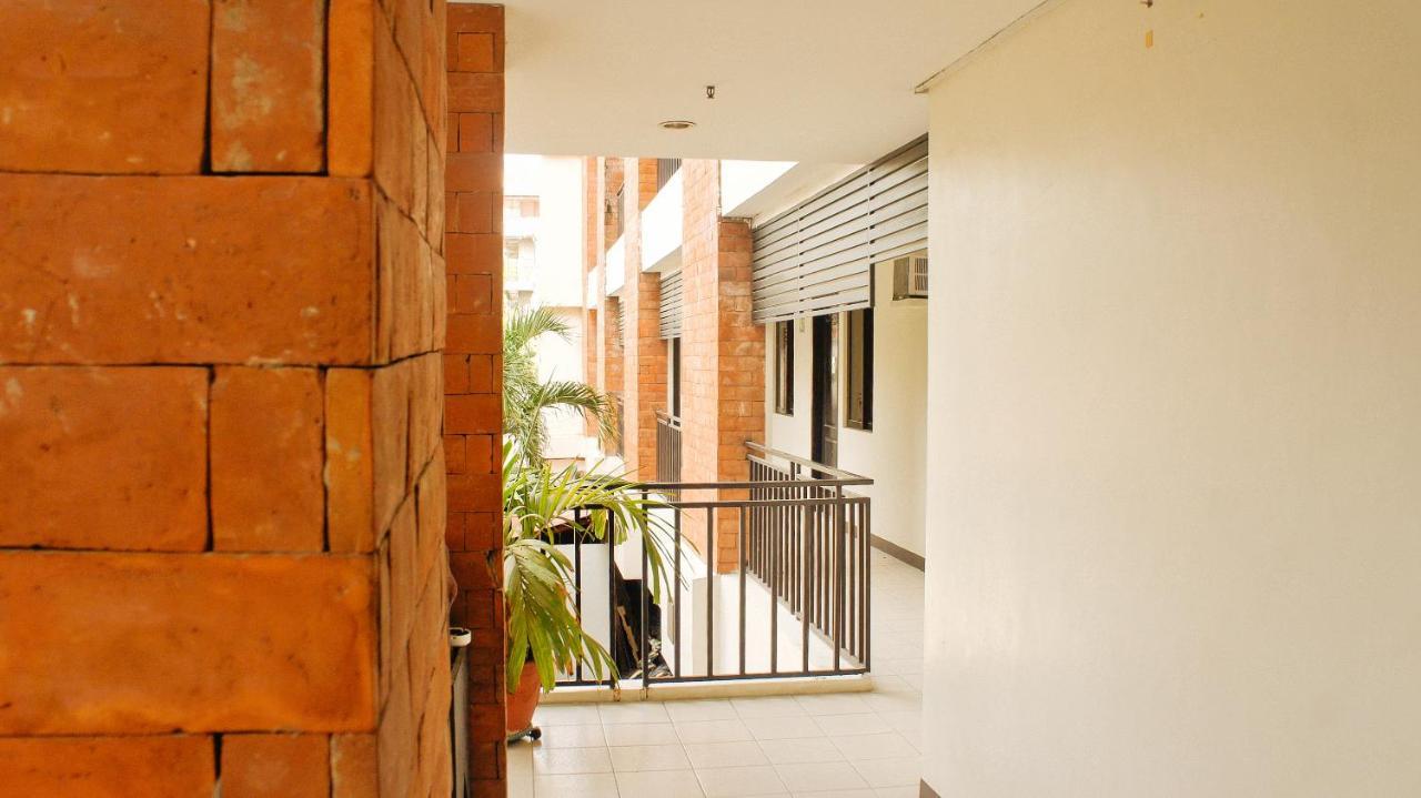 RedDoorz Plus @ Mabolo Cebú Exterior foto